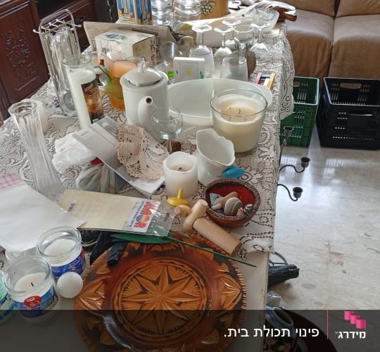 חפצים שונים על שולחן, כולל כלים ונרות